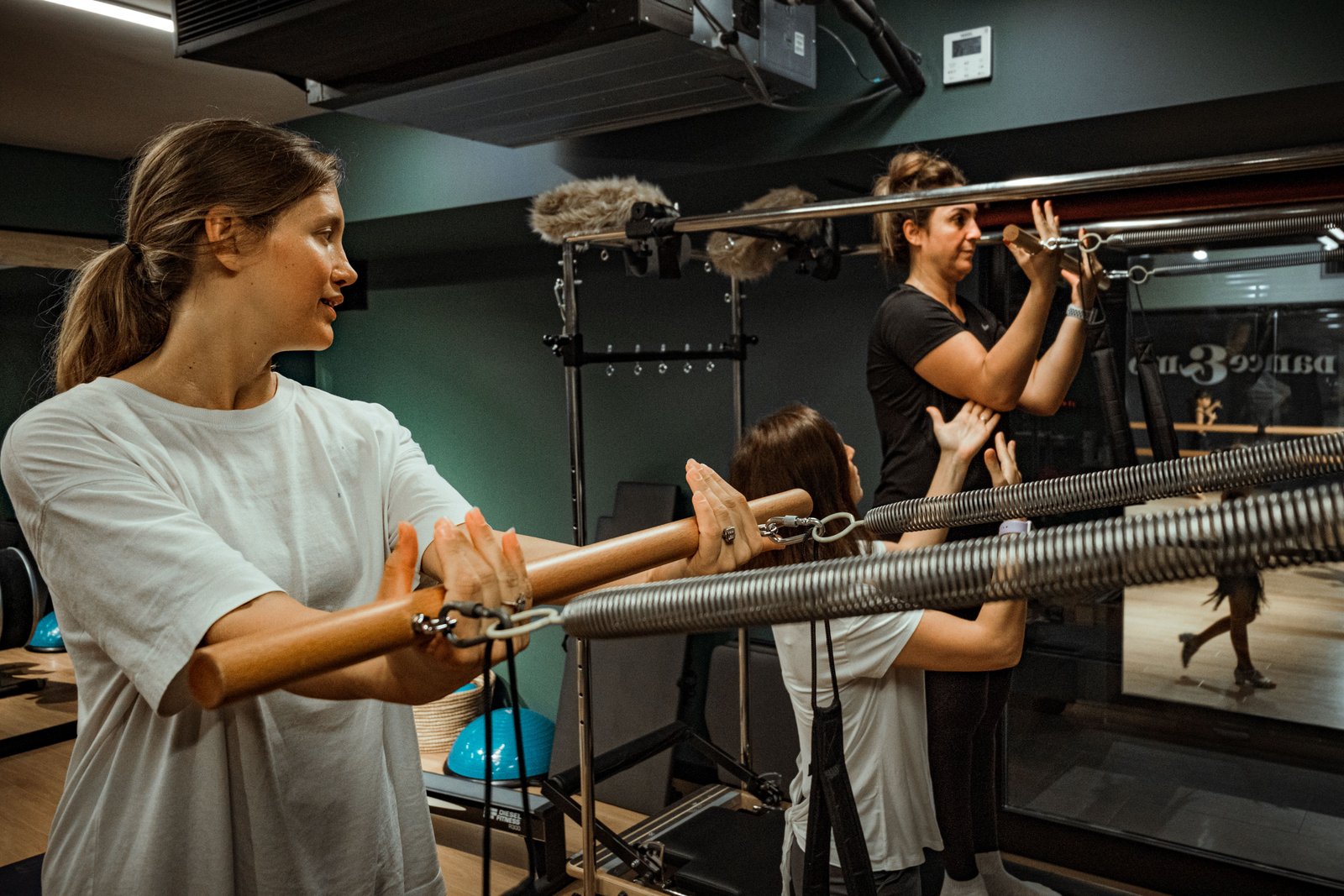 Pessoa praticando Pilates em ambiente iluminado e acolhedor do estúdio Lumiar