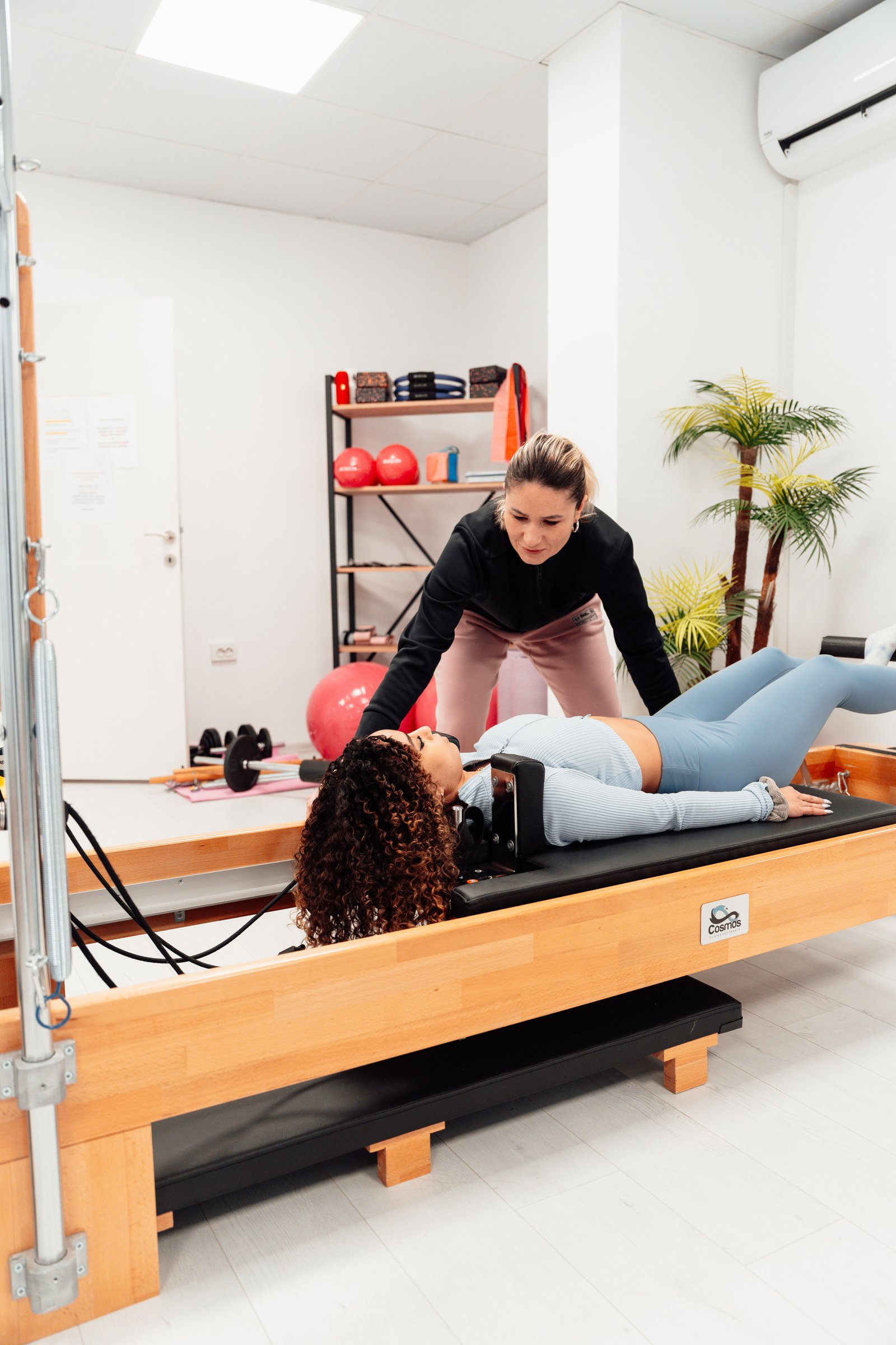 Aula individual de Pilates com orientação próxima